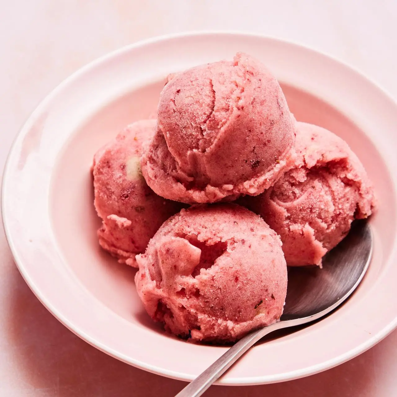 https://food.fnr.sndimg.com/content/dam/images/food/fullset/2023/7/17/STRAWBERRY_BANANA_ICE_CREAM_H.jpg.rend.hgtvcom.1280.1280.suffix/1689613063215.webp