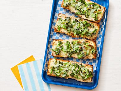 AIR-FRYER FRENCH BREAD PIZZA WITH BROCCOLI.