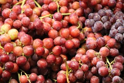 https://food.fnr.sndimg.com/content/dam/images/food/fullset/2023/7/5/fresh-red-grapes-at-market-close-up.jpg.rend.hgtvcom.406.271.suffix/1688573194873.jpeg