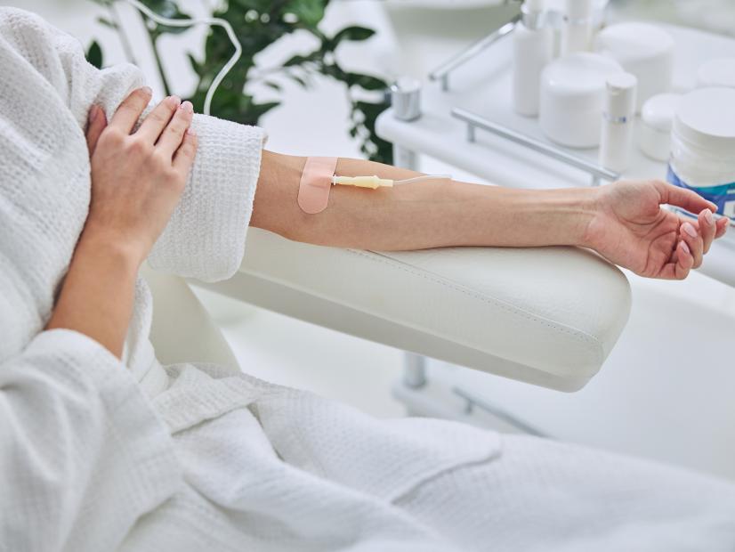 Катетеризация периферических вен. Тромболитическая терапия картинки. Медсестра инъекции. Внутривенная капельница. Капельница в операционной.