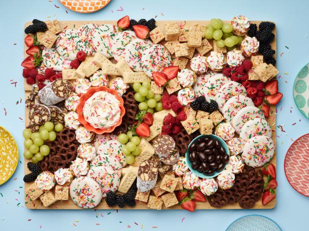 11 Ways to Show Off Your Treats on a Beautiful Dessert Tray