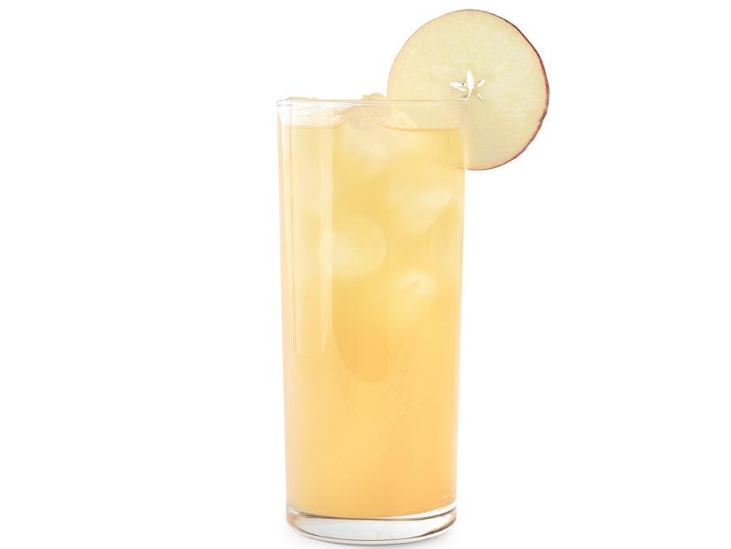 Apple Iced Tea Punch. Iced Tea with a twist. Summer cocktails\, summer drinks. Rum cocktail\, rum drink.