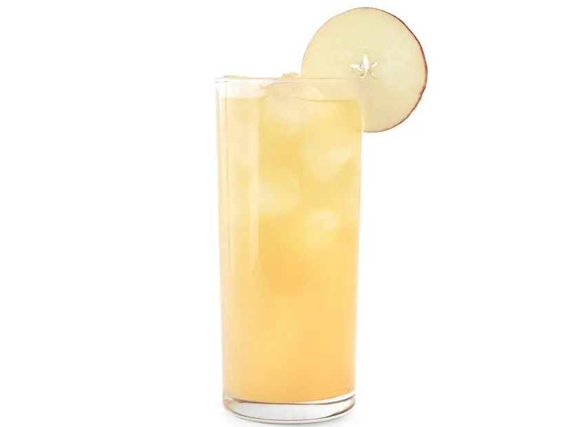 Apple Iced Tea Punch. Iced Tea with a twist. Summer cocktails\, summer drinks. Rum cocktail\, rum drink.