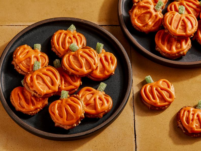 Mini Pretzel Pumpkins