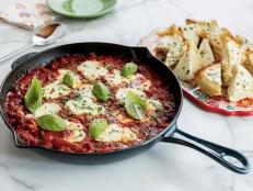 This is a great buffet table centerpiece if you&rsquo;re throwing a party, and contains everything that&rsquo;s fantastic about pizza, but in dip form. Served with cheesy garlic breadsticks, it&rsquo;s a real treat.