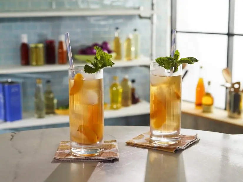 Geoffrey Zakarian's Bourbon Peach Iced Tea Beauty, as seen on The Kitchen, Season 38