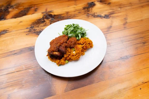 Contender Kess Eshun signature dish, Chicken Jollof Rice, as seen on Beat Bobby Flay, Season 40