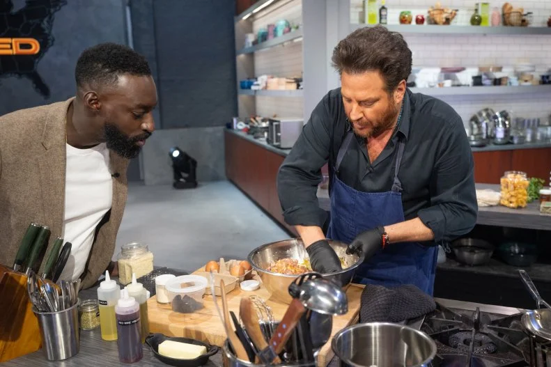 Host Eric Adjepong visits the station of contestant Scott Conant, as seen on Alex vs America, Season 5.