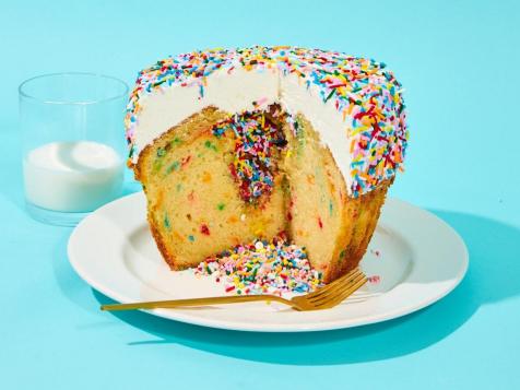 People Are Hunting for This Viral 4-Pound Cupcake in Grocery Stores