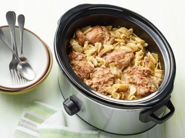 Cozy slow cooker dish with apples and chicken