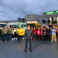 Nishaan, Fat Kid Food Co., Stop Drop N Roll, Rising Tiger, Good Fortune Company, Eat My Biscuits, Burger Walla, G’s Cheesesteaks and Cooking with Que team members in front of their trucks with host Tyler Florence, as seen on The Great Food Truck Race, Season 18.