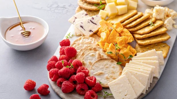 The Healthiest Crackers You Can Buy, According to Dietitians