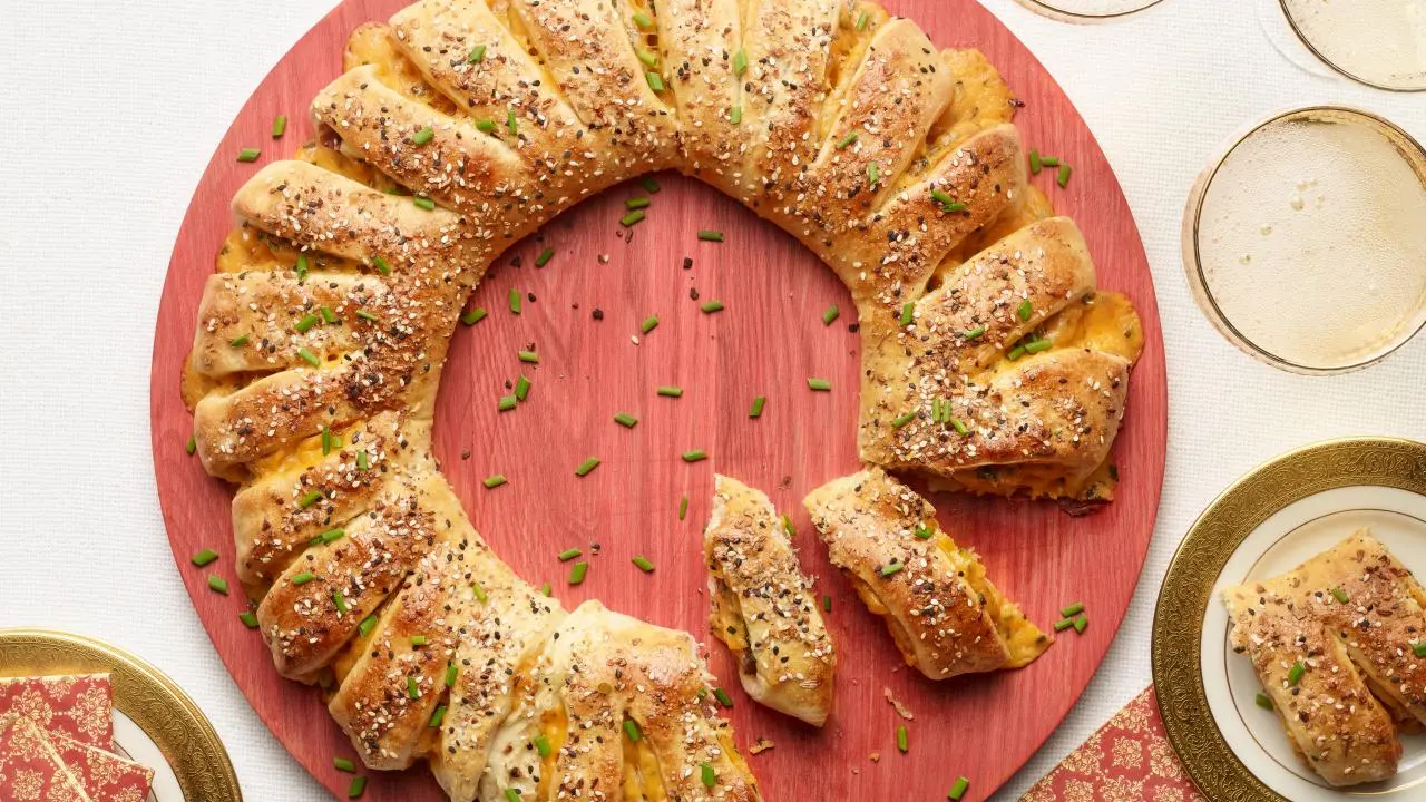 Pull-Apart Cheddar-Chive Holiday Wreath