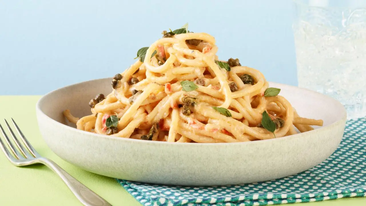 Roasted Red Pepper Hummus Pasta