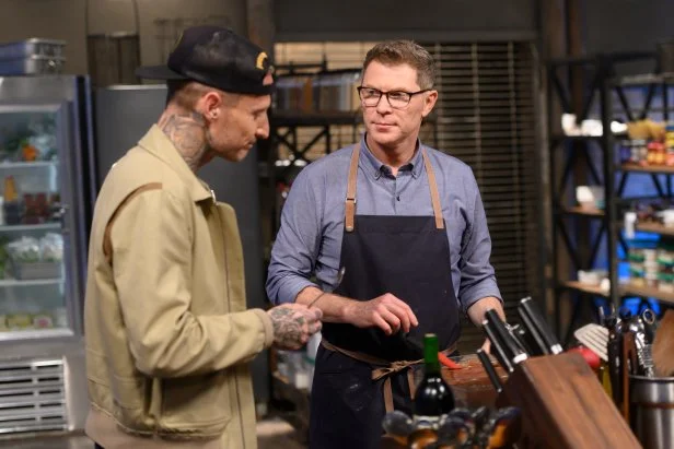 Michael Voltaggio và Bobby Flay trò chuyện tại quầy nấu ăn của Bobby.