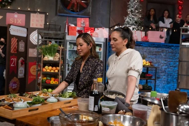 Contenders Esther Choi and Leah Cohen check out their final Round 3 dishes, as seen on Beat Bobby Flay: Holiday Throwdown.