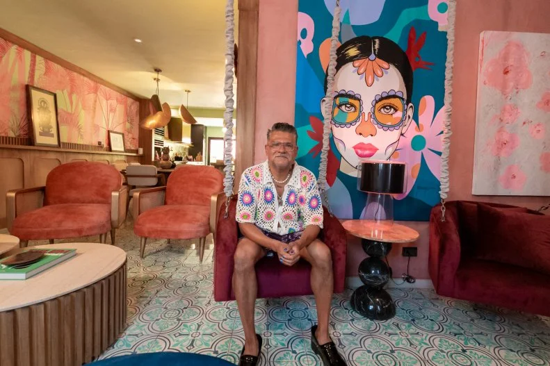 These fun swings are one of Rick's favorite elements in his Mexican home which give an instant indication of the element of fun and lack of seriousness in his home.