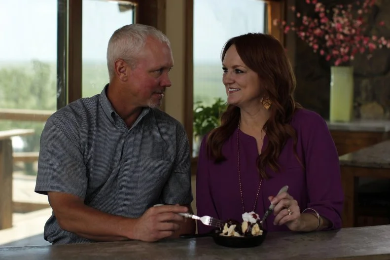 Ree and Ladd Drummond eating a chocolate sundae.