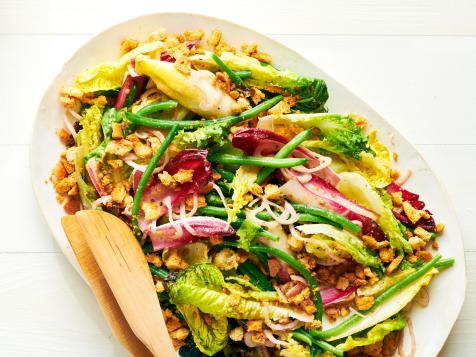 Salad with Endive, Green Beans and Walnut Dressing