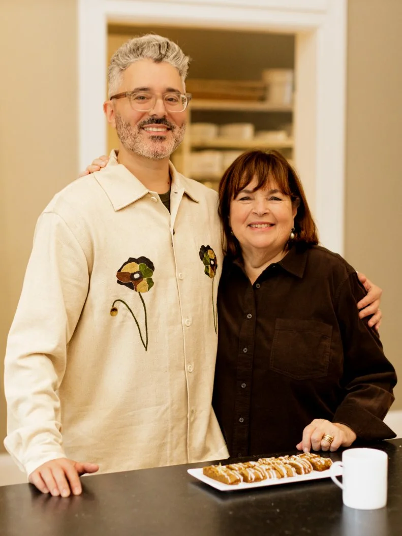 Michael Barbaro and Ina Garten posing with a pan of Spicy Hermit Bars