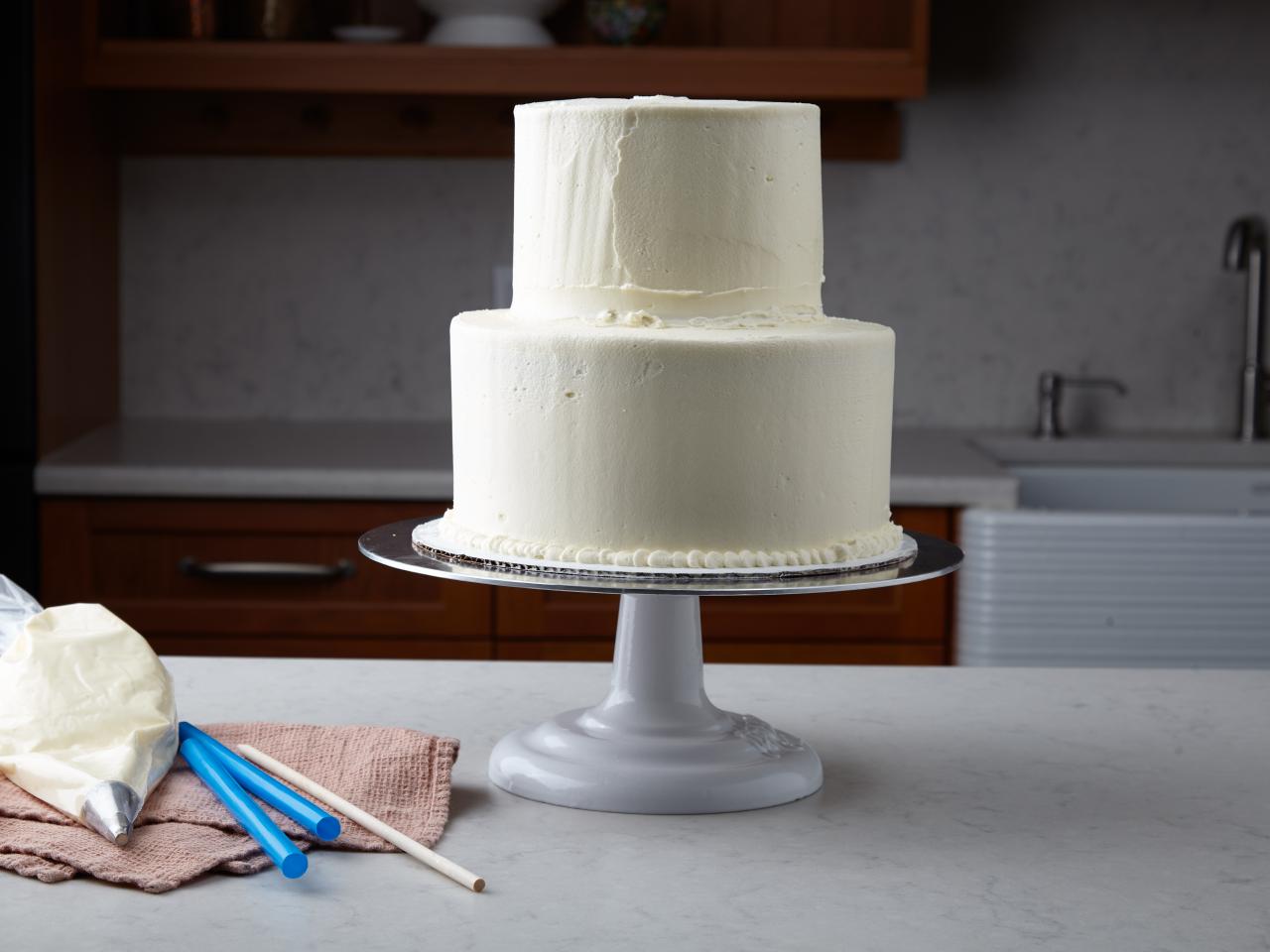 How To Dowel and Stack Cakes : Simple Tips For A Cake Decorating Beginner 