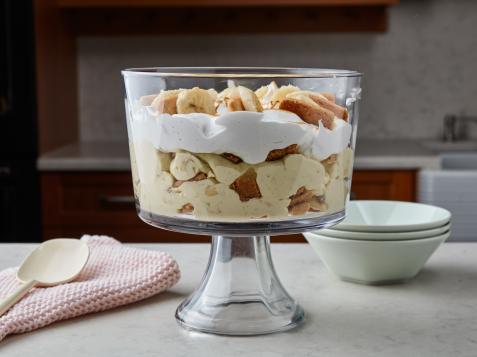 https://food.fnr.sndimg.com/content/dam/images/food/plus/fullset/2019/10/25/0/FNP_Carla-Hall-Banana-Pudding_s4x3.jpg.rend.hgtvcom.476.357.suffix/1572030294277.jpeg