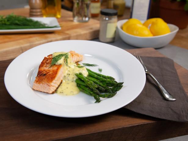 Pan-Seared Salmon with No-Fail Hollandaise and Asparagus_image