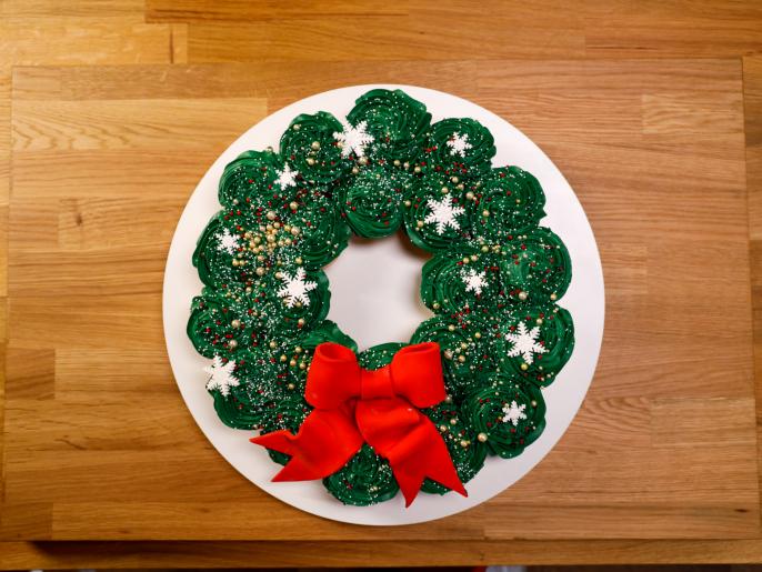 Pull-Apart Cupcake Wreath Recipe | Buddy Valastro | Food Network