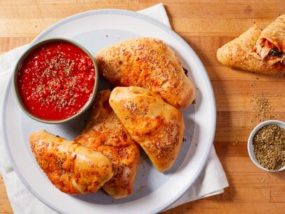 https://food.fnr.sndimg.com/content/dam/images/food/plus/fullset/2019/12/05/0/FNP_Senyei_Cheesy-Chicken-Pizza-Pockets_H_s4x3.jpg.rend.hgtvcom.406.305.suffix/1575572423440.jpeg