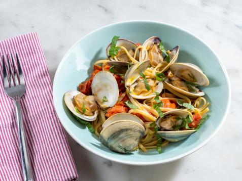 Linguine with Clams, Cherry Tomatoes and Basil