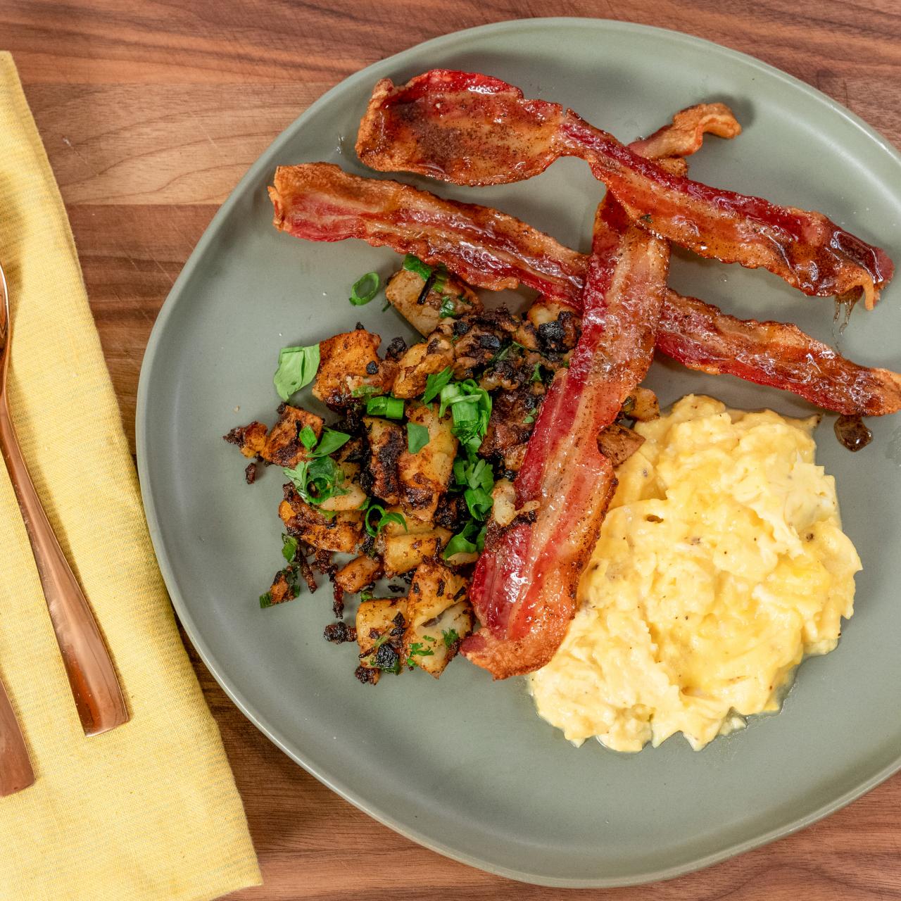 https://food.fnr.sndimg.com/content/dam/images/food/plus/fullset/2020/01/21/0/FN_FNKLive-102719-Perfect-Scrambled-Eggs-with-Spicy-Classic-Home-Fries-and-Glazed-Bacon_s4x3.jpg.rend.hgtvcom.1280.1280.suffix/1579376065273.jpeg
