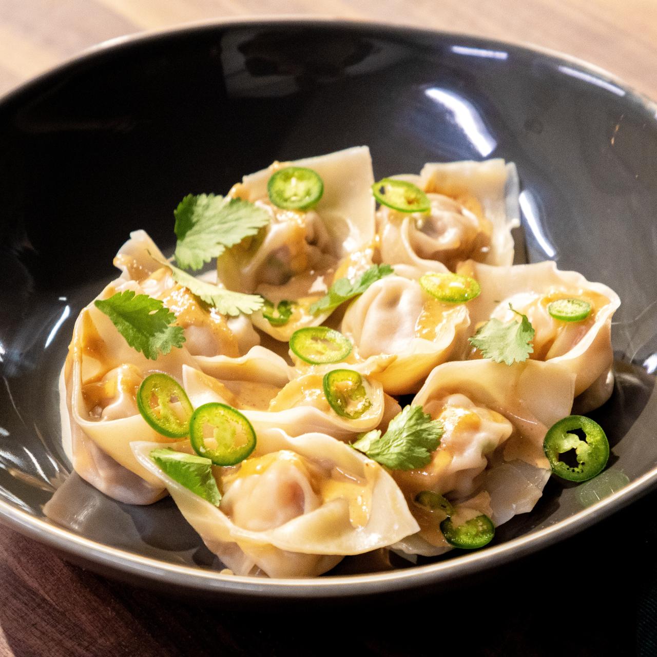 Pork & Shrimp Soup Dumplings 金牌虾肉小笼包