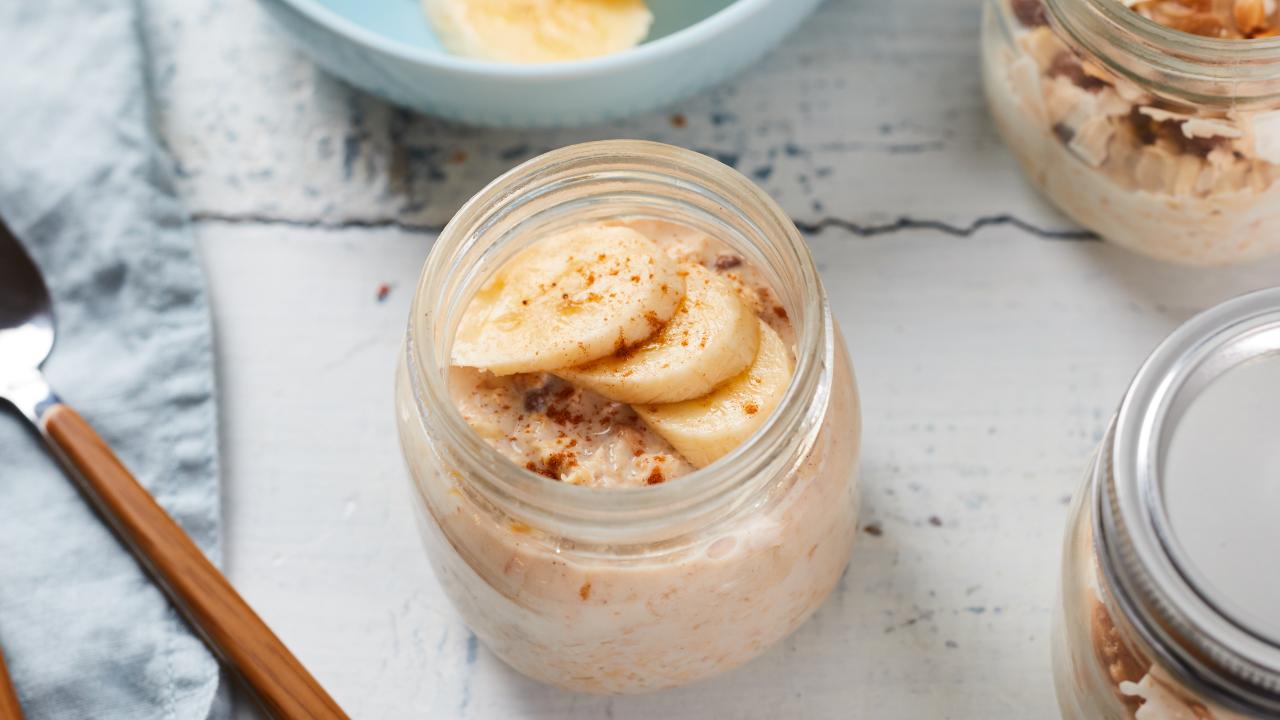 https://food.fnr.sndimg.com/content/dam/images/food/plus/fullset/2020/03/08/0/FNP_Weidner-Overnight-Oats-with-Peanut-Butter-Chocolate-Chips-and-Coconut_s4x3.jpg.rend.hgtvcom.1280.720.suffix/1583702646475.jpeg