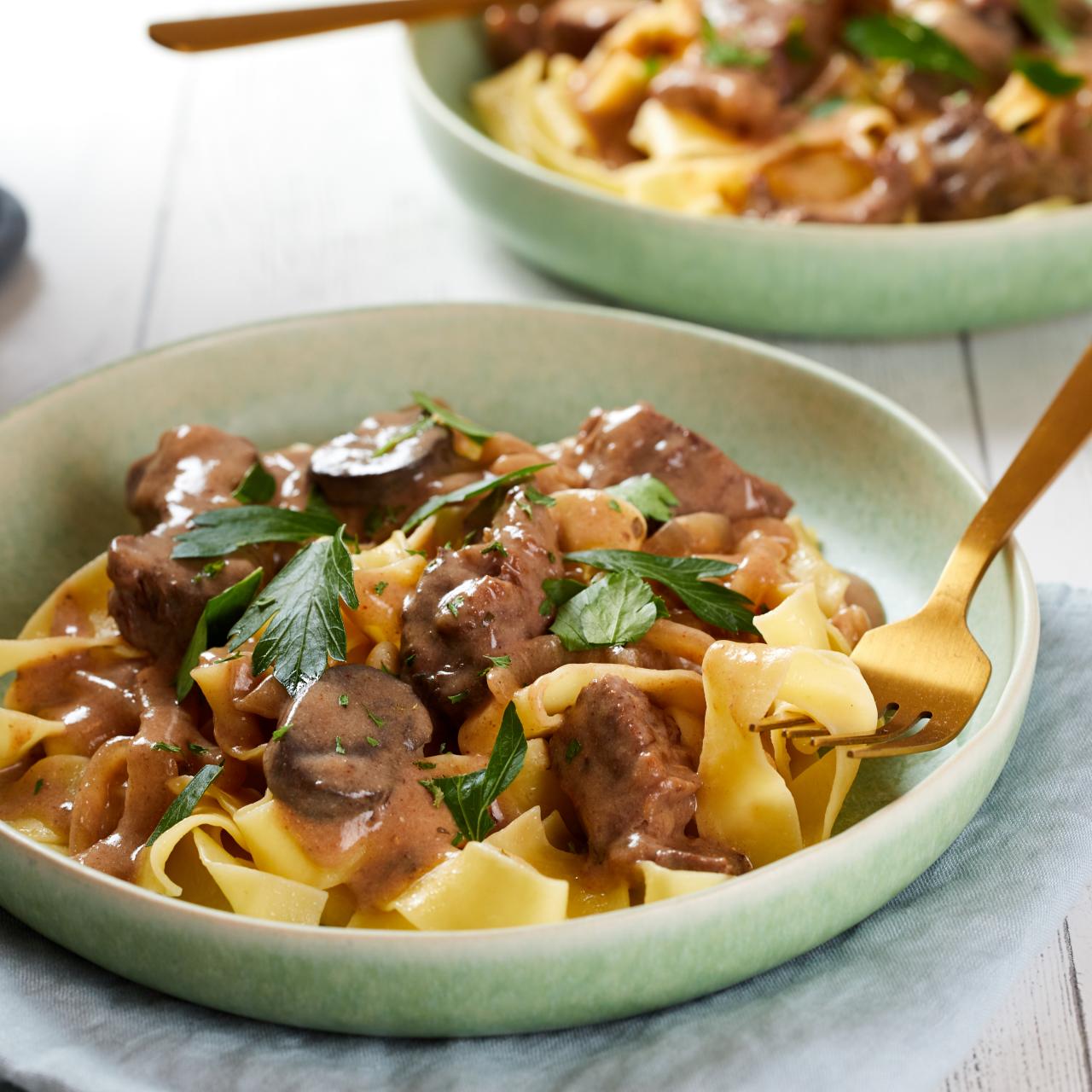 https://food.fnr.sndimg.com/content/dam/images/food/plus/fullset/2020/03/08/0/FNP_Weidner-Slow-Cooker-Beef-Stroganoff_s4x3.jpg.rend.hgtvcom.1280.1280.suffix/1583702671413.jpeg