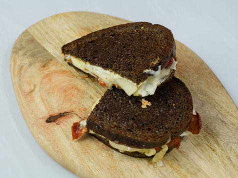 Fontina and Mozzarella Grilled Cheese with Bacon and Honeycrisp Apples
