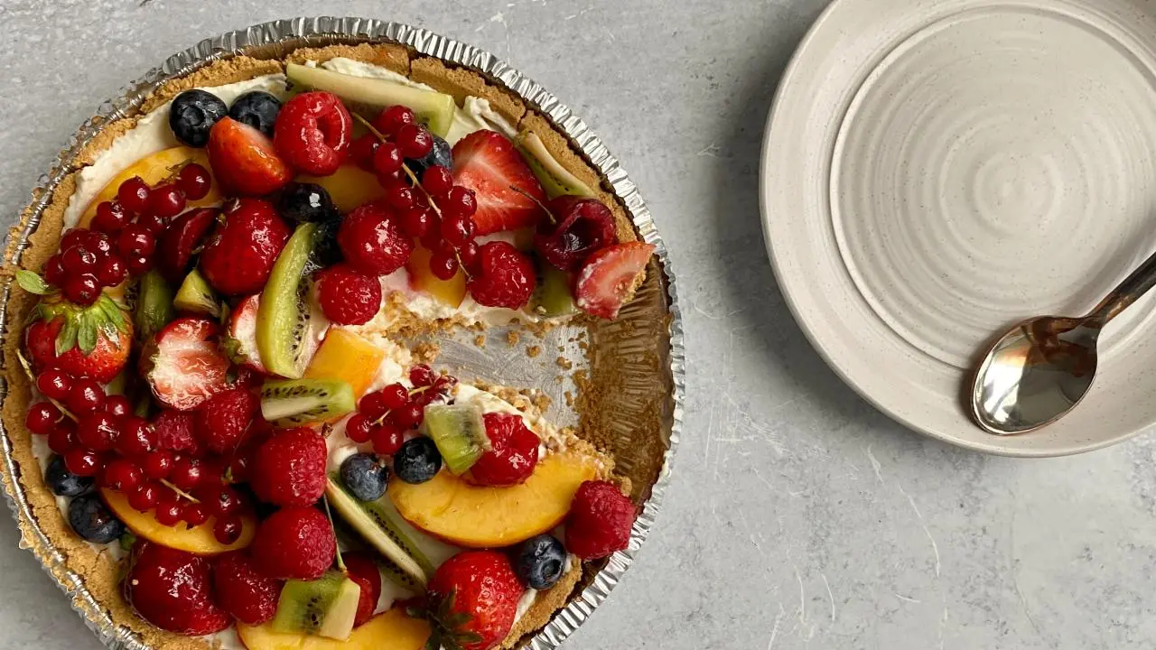 https://food.fnr.sndimg.com/content/dam/images/food/plus/fullset/2020/08/17/0/FNKLIve_Vallery_No-Bake-Fruit-Tart-3_s4x3.jpg.rend.hgtvcom.1280.720.suffix/1597699801310.webp