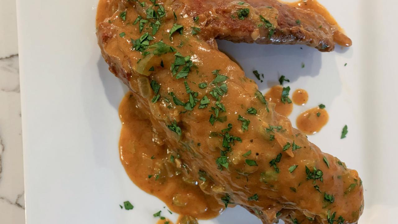 https://food.fnr.sndimg.com/content/dam/images/food/plus/fullset/2020/11/24/0/Eddie-Jackson-Smothered-Turkey-Wings-2_s4x3.jpg.rend.hgtvcom.1280.720.suffix/1606251628434.jpeg