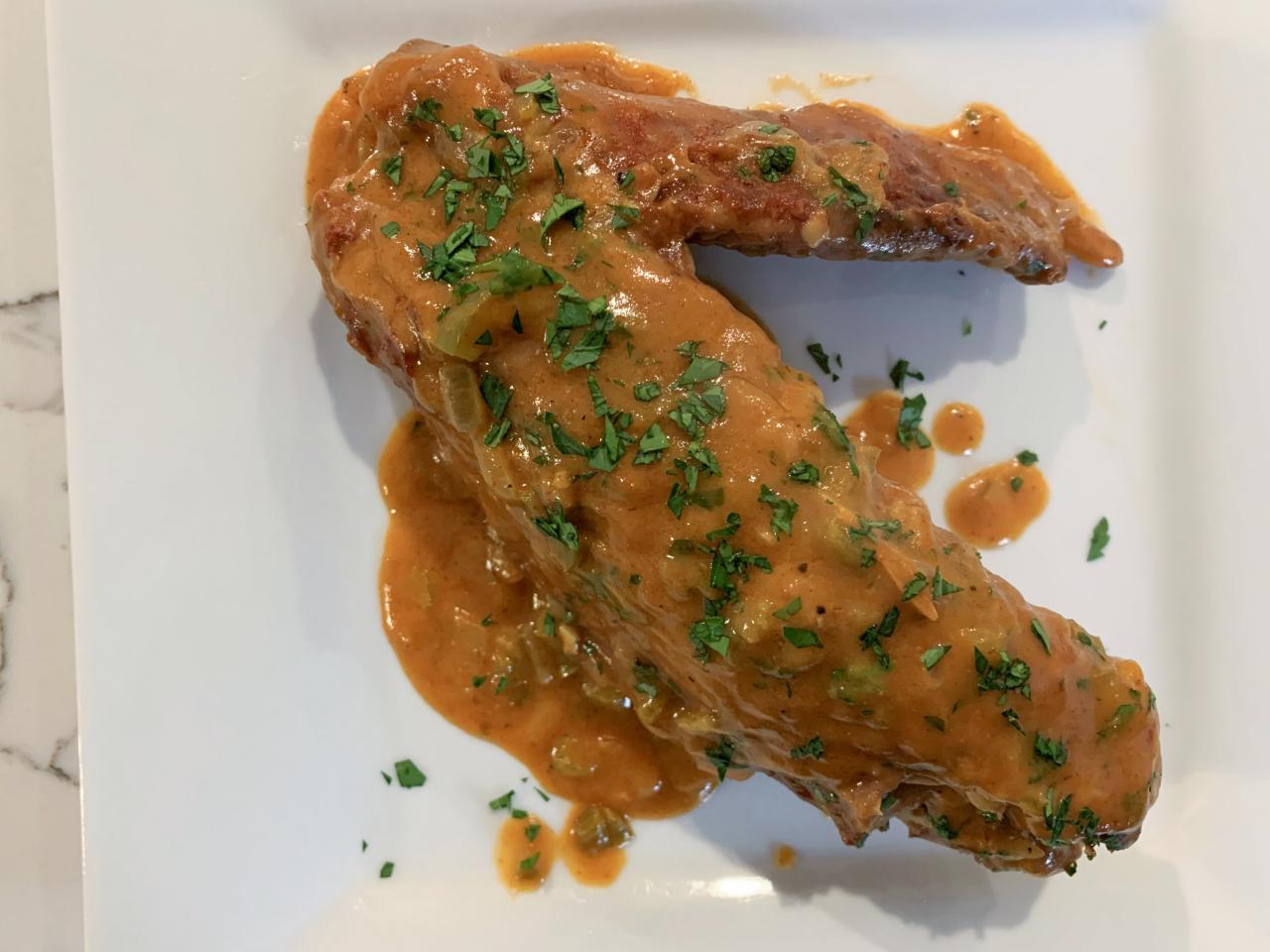 https://food.fnr.sndimg.com/content/dam/images/food/plus/fullset/2020/11/24/0/Eddie-Jackson-Smothered-Turkey-Wings-2_s4x3.jpg.rend.hgtvcom.1280.960.suffix/1606251628434.jpeg