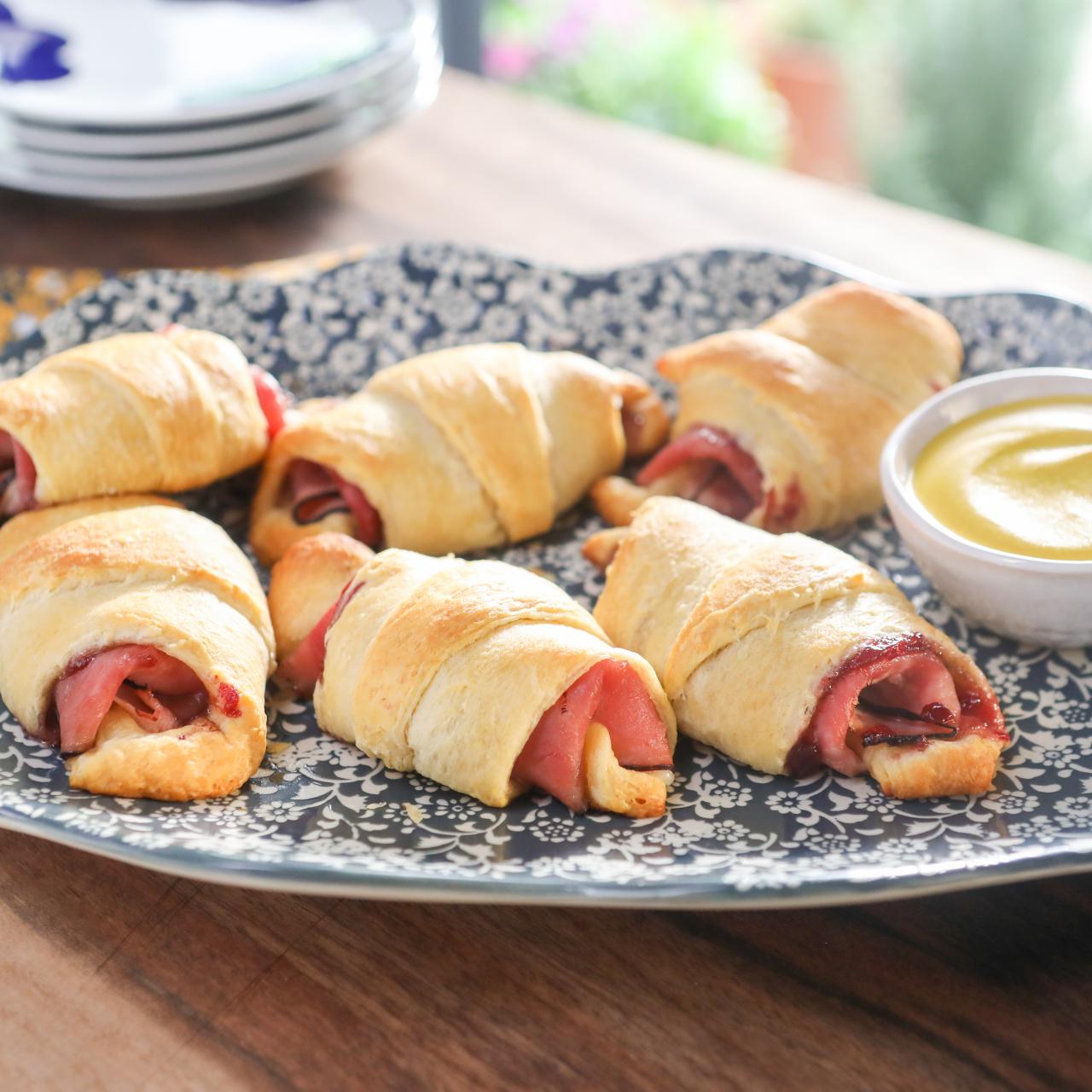 https://food.fnr.sndimg.com/content/dam/images/food/plus/fullset/2021/08/20/0/FNP_Bertinelli_Cranberry-Ham-Swiss-Crescent-Rolls_s4x3.jpg.rend.hgtvcom.1280.1280.suffix/1629472928572.jpeg