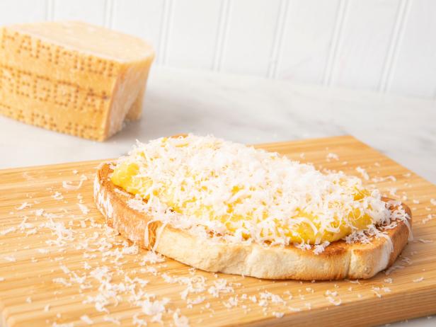 https://food.fnr.sndimg.com/content/dam/images/food/plus/fullset/FNP_murphy-soft-scrambled-eggs-with-parmigiano-reggiano_s4x3.jpg.rend.hgtvcom.616.462.suffix/1568667782185.jpeg