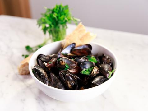 Steamed Mussels with Crusty Bread