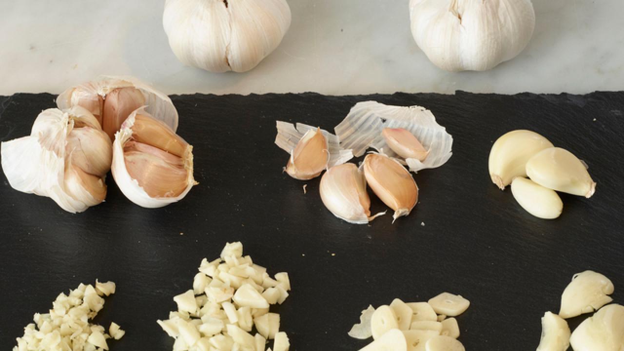 Food Network Shows How to Crush, Slice and Mince Garlic