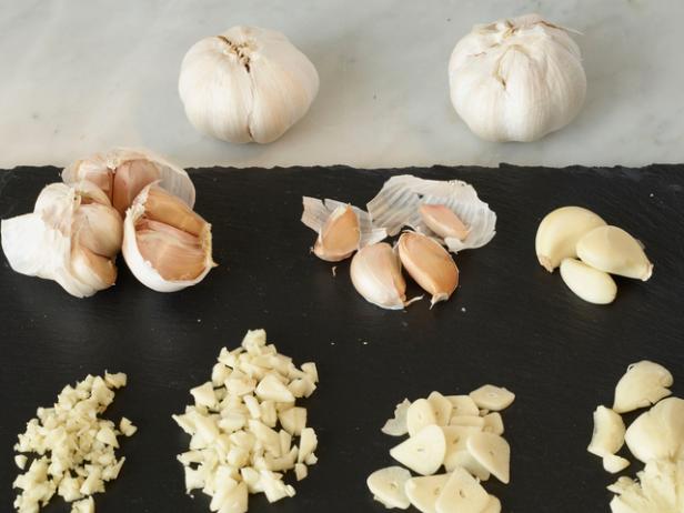 How to Cut Garlic {Minced, Sliced, Crushed} - FeelGoodFoodie