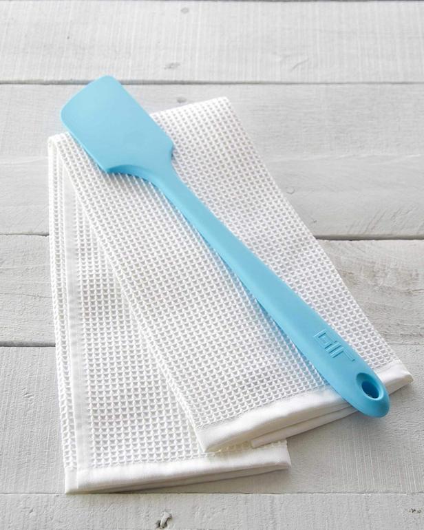 https://food.fnr.sndimg.com/content/dam/images/food/products/2018/12/20/rx_gir-get-it-right-silicone-spatula.jpeg.rend.hgtvcom.616.770.suffix/1545349006189.jpeg