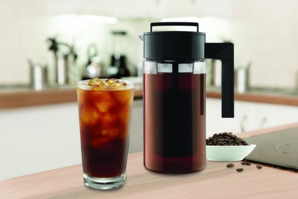 https://food.fnr.sndimg.com/content/dam/images/food/products/2019/9/4/rx_takeya-patented-deluxe-cold-brew-iced-coffee-maker.jpeg.rend.hgtvcom.616.411.suffix/1567621460083.jpeg