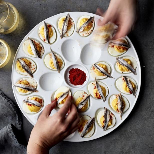 https://food.fnr.sndimg.com/content/dam/images/food/products/2020/3/16/rx_open-kitchen-by-williams-sonoma-deviled-egg-platter-o.jpg.rend.hgtvcom.616.616.suffix/1584552488880.jpeg