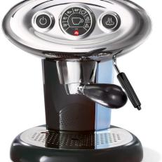 https://food.fnr.sndimg.com/content/dam/images/food/products/2020/4/29/rx_illy-x71-iperespresso-espresso-machine.jpeg.rend.hgtvcom.231.231.suffix/1588193297954.jpeg