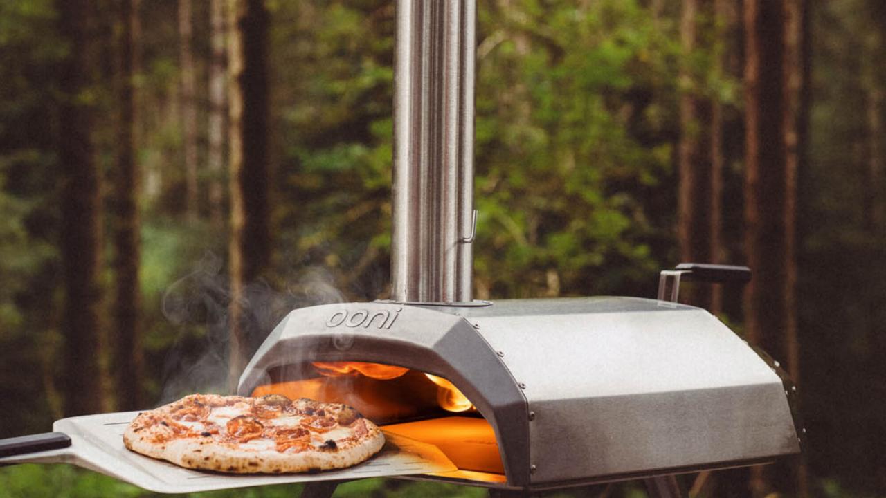 https://food.fnr.sndimg.com/content/dam/images/food/products/2020/5/13/rx_ooni-karu-wood-charcoal-fired-portable-pizza-oven.jpeg.rend.hgtvcom.1280.720.suffix/1589384618893.jpeg