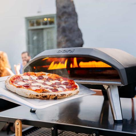 https://food.fnr.sndimg.com/content/dam/images/food/products/2021/11/22/rx_ooni-koda-16-gas-powered-pizza-oven.jpeg.rend.hgtvcom.476.476.suffix/1637587284935.jpeg