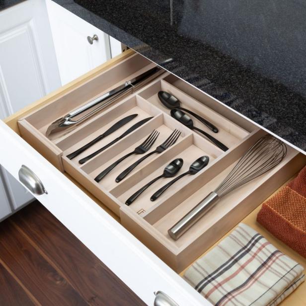 https://food.fnr.sndimg.com/content/dam/images/food/products/2022/1/18/rx_squared-away-7-compartment-expandable-flatware-organizer.jpeg.rend.hgtvcom.616.616.suffix/1642542978374.jpeg